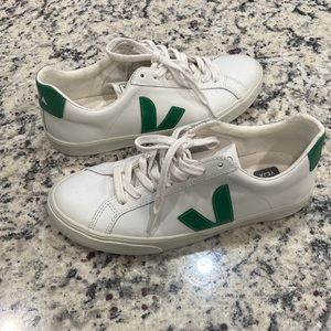 Vejas white leather with green accents. Size 9. Worn once.